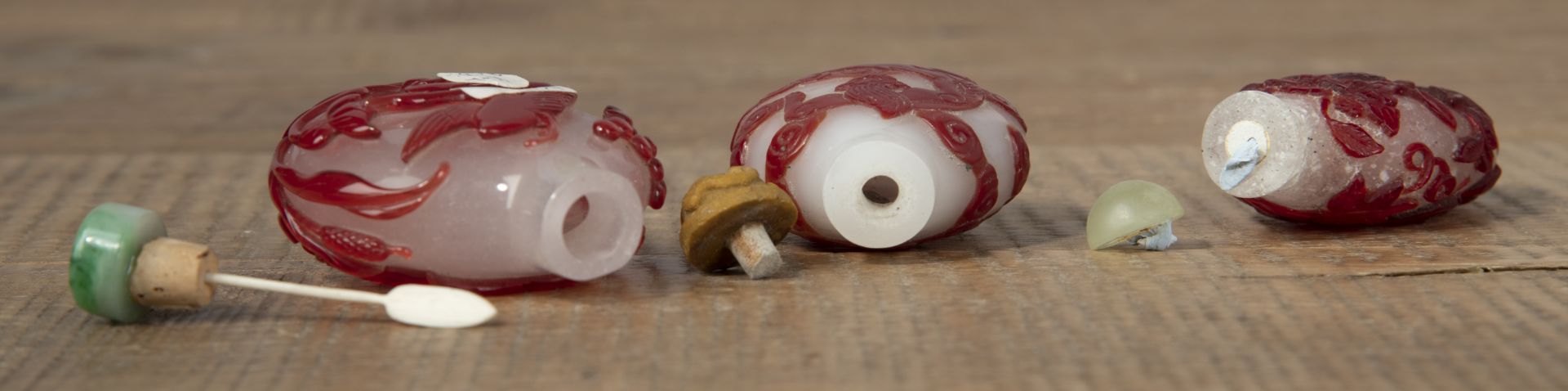 THREE PEKING GLASS SNUFF BOTTLES WITH RED OVERLAY DEPICTING WILD GEESE, CHILONG, PHOENIX AND MELON - Image 4 of 4