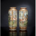 Paar zylindrische Satsuma-Vasen mit Samurai-Szenen in einer Gartenlandschaft