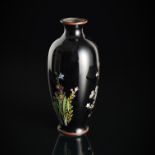 Schwarzgrundige Cloisonné-Vase mit feinem Dekor von verschiedenen Blüten
