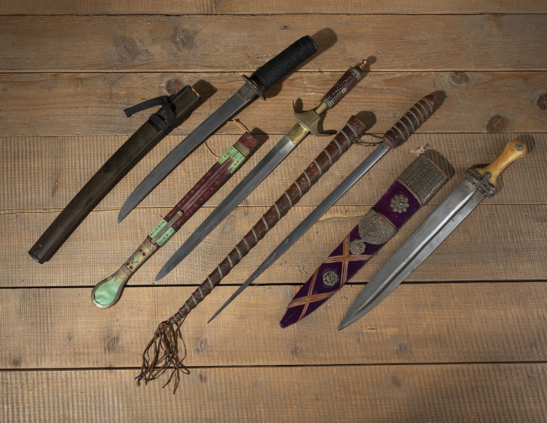 A WAKIZASHI AND THREE OTHER SHORT SWORDS - Image 4 of 4