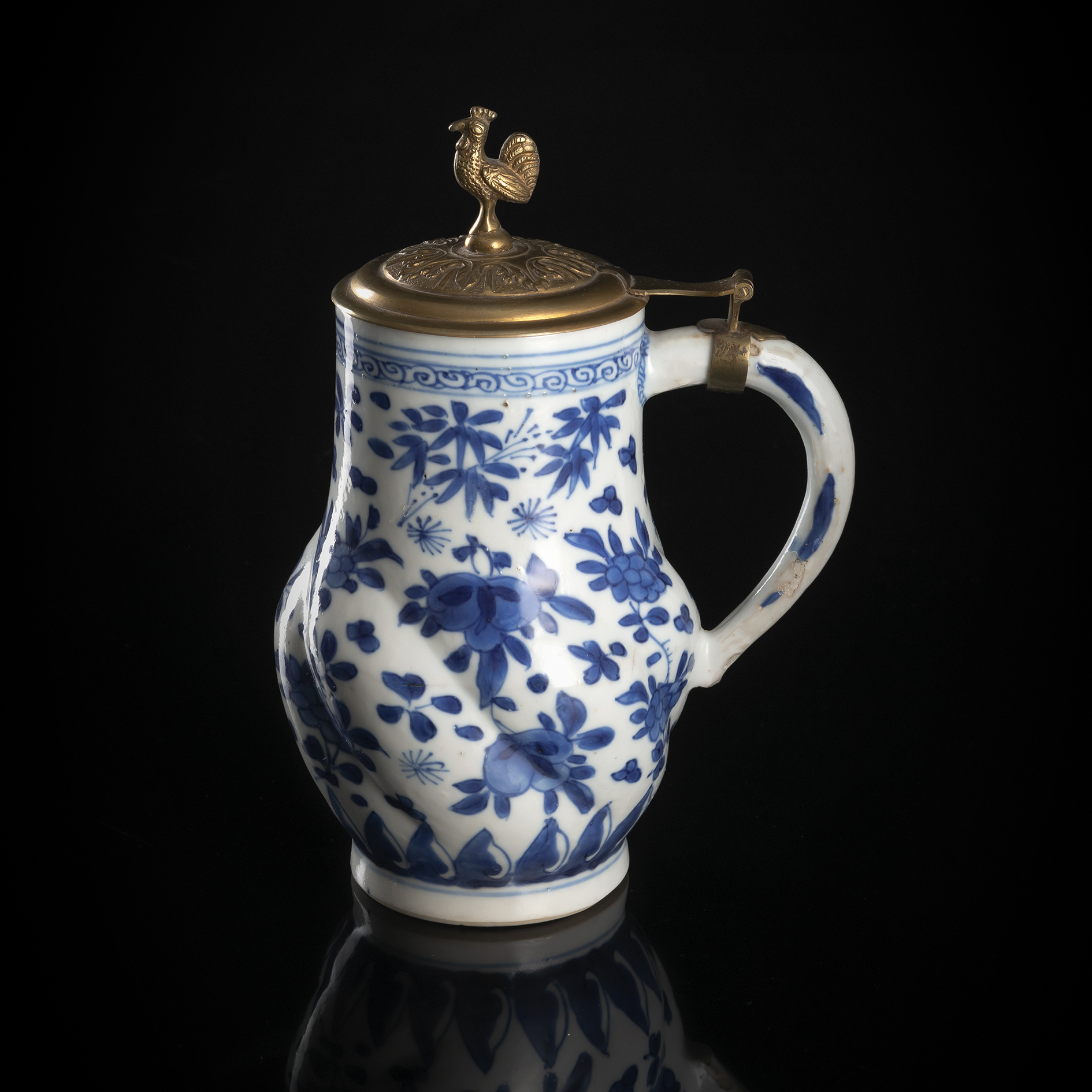 A BLUE AND WHITE PORCELAIN TANKARD WITH EUROPEAN BRONZE COVER