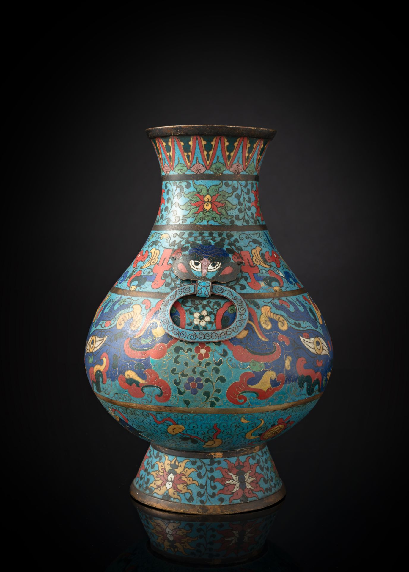 Seltene Cloisonné-Vase mit 'taotie' und Lotosdekor in 'hu'-Form - Bild 2 aus 3