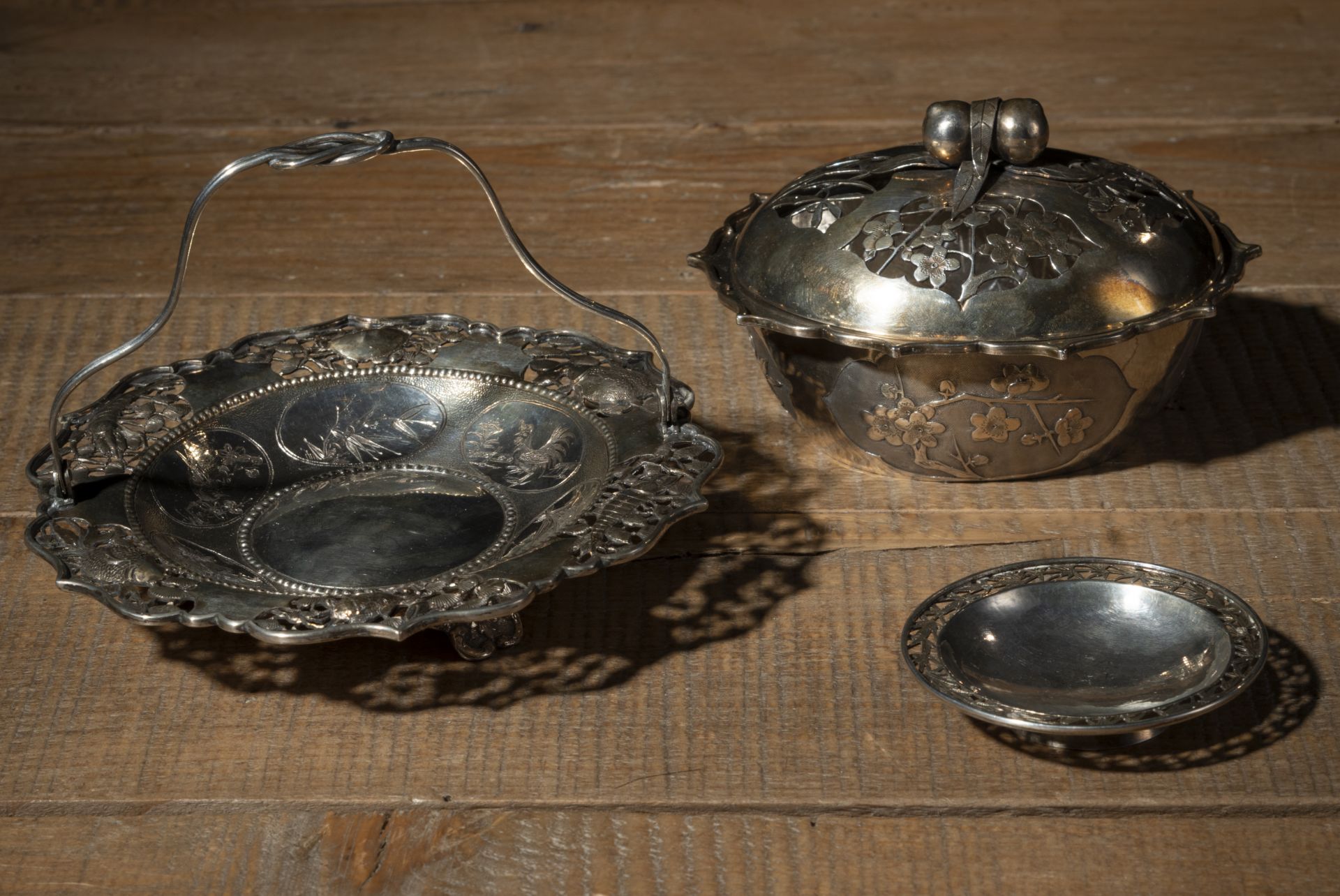 A SILVER COVERED BOWL, A BOWL WITH HANDLE AND A SMALL BOWL WITH FLORAL DECORATION, PARTLY IN OPENWO - Image 2 of 4