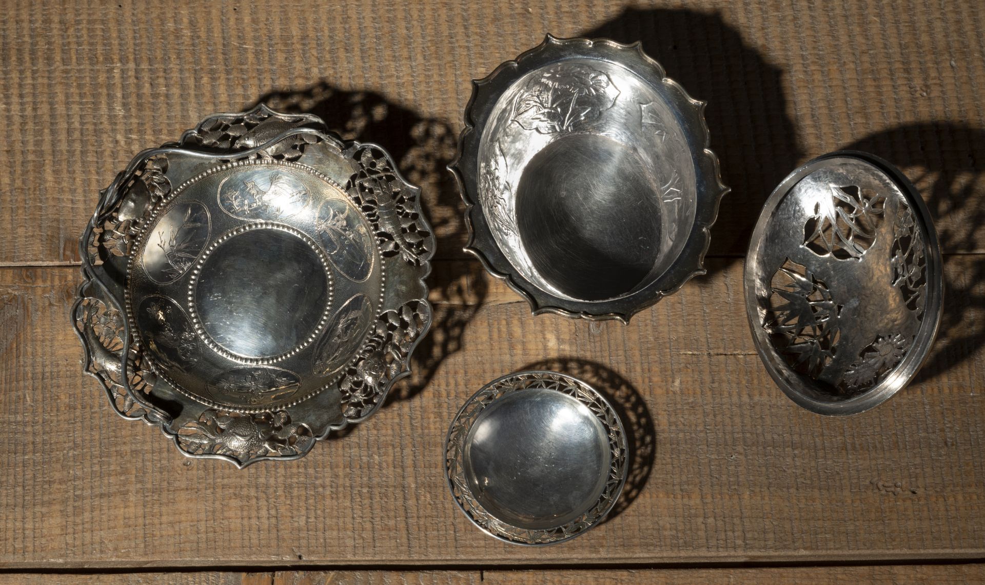 A SILVER COVERED BOWL, A BOWL WITH HANDLE AND A SMALL BOWL WITH FLORAL DECORATION, PARTLY IN OPENWO - Image 3 of 4