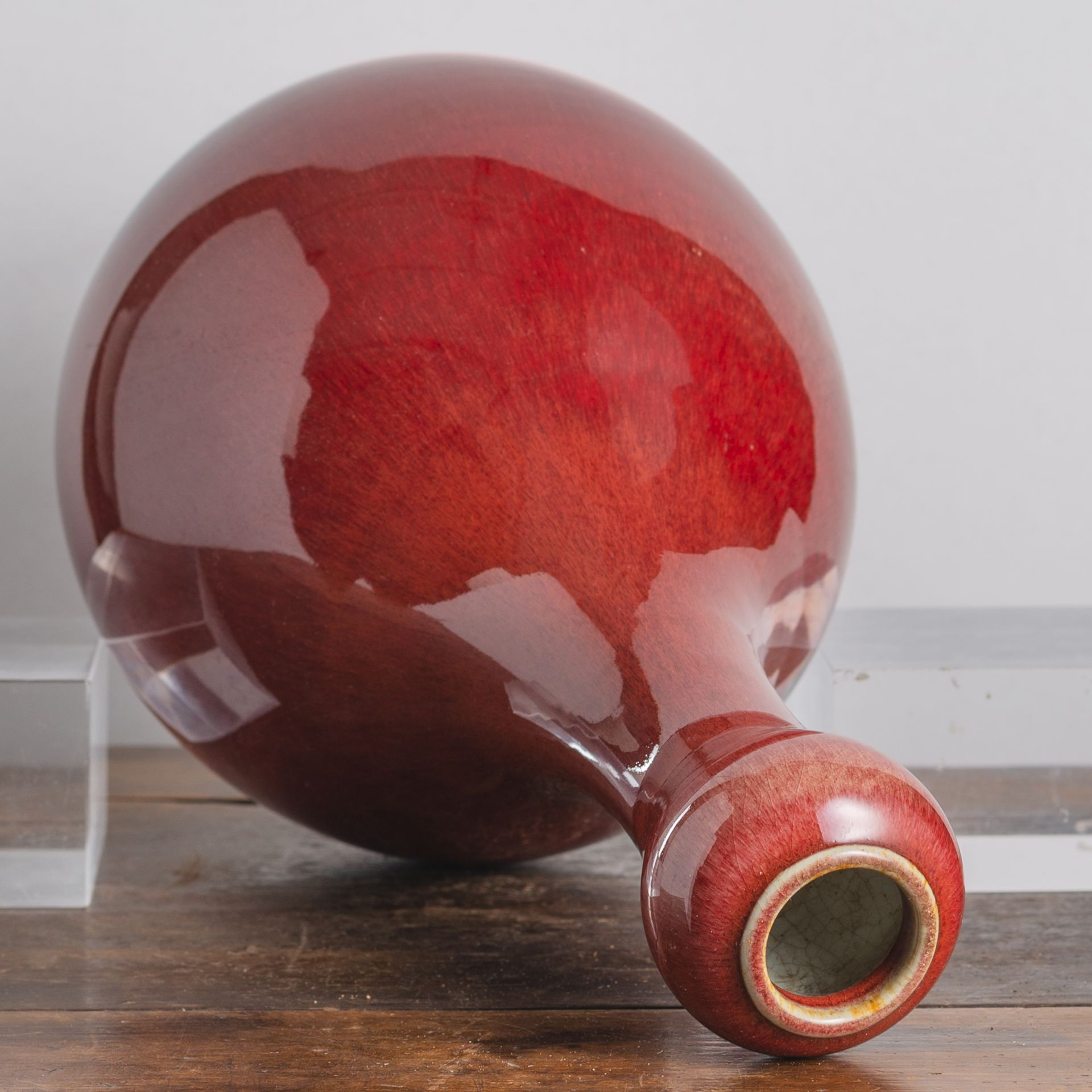 A COPPER-RED GARLIC-HEAD BOTTLE VASE - Image 6 of 6