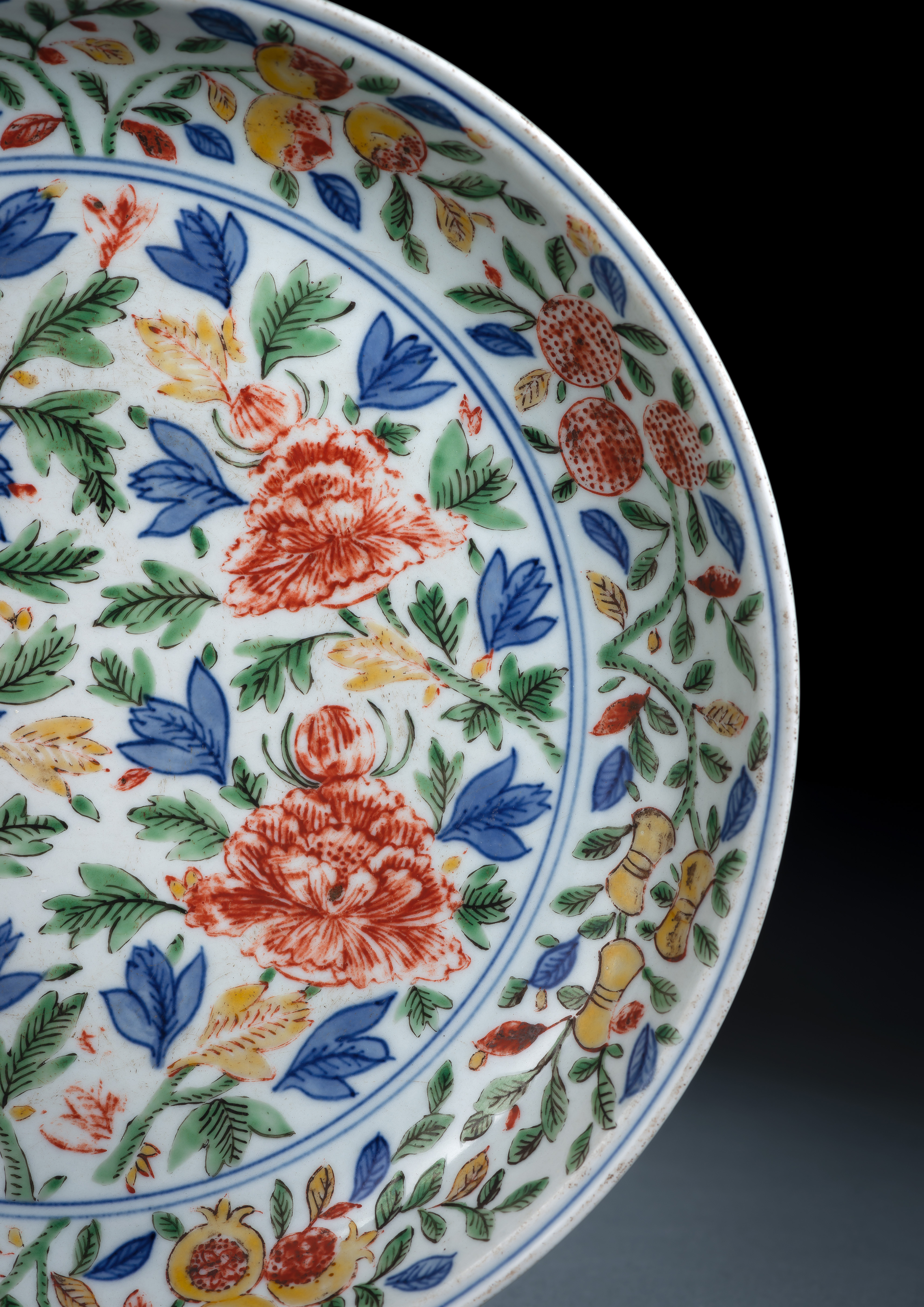 AN IMPERIAL WUCAI FLOWER PORCELAIN PLATE - Image 4 of 5