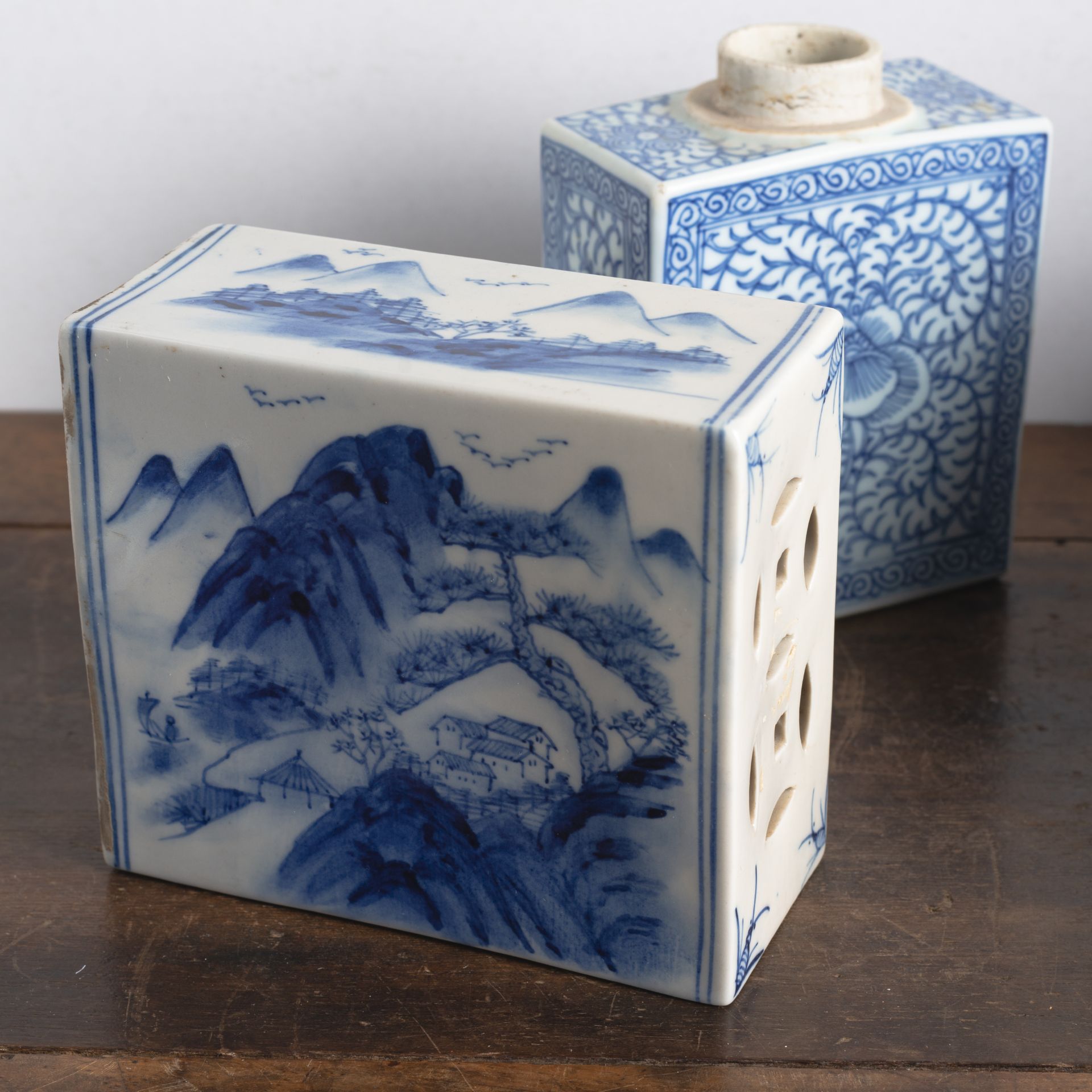 Konvolut Teedosen und Deckeldosen aus unterglasurblau dekoriertem Porzellan - Bild 6 aus 7