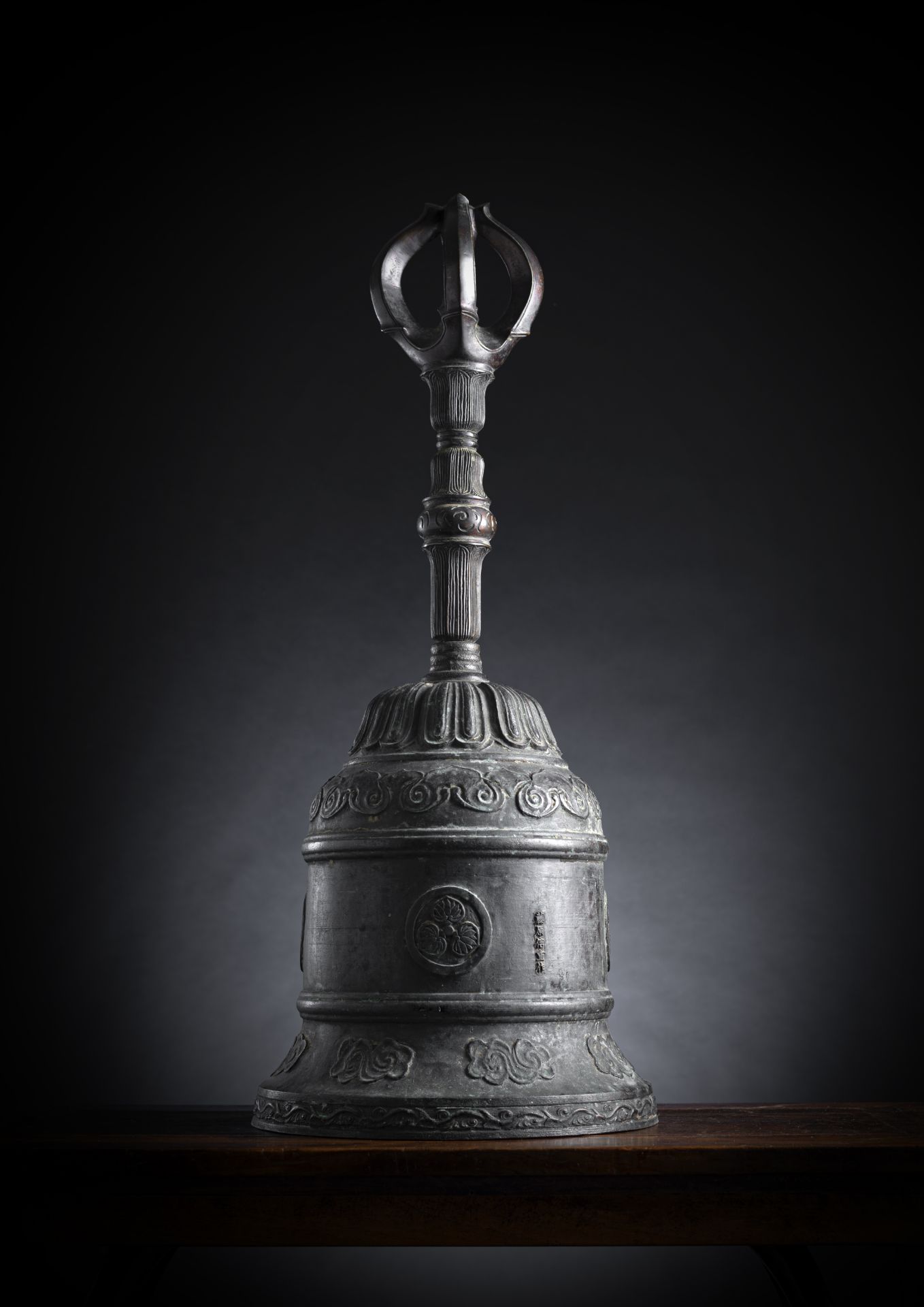 A VERY LARGE INSCRIBED BRONZE TEMPLE BELL - Image 2 of 4