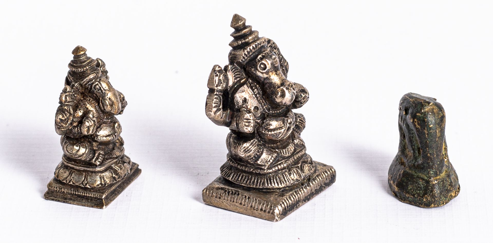 Drei kleine Gewichte: Zwei in Form von Ganesha aus Silber und ein Gewicht in Form eines Elefanten - Bild 2 aus 5