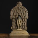 Dreiteiliger Jain-Altar aus Bronze mit stehendem Thirthankara umgeben von 25 sitzenden Thirthankara