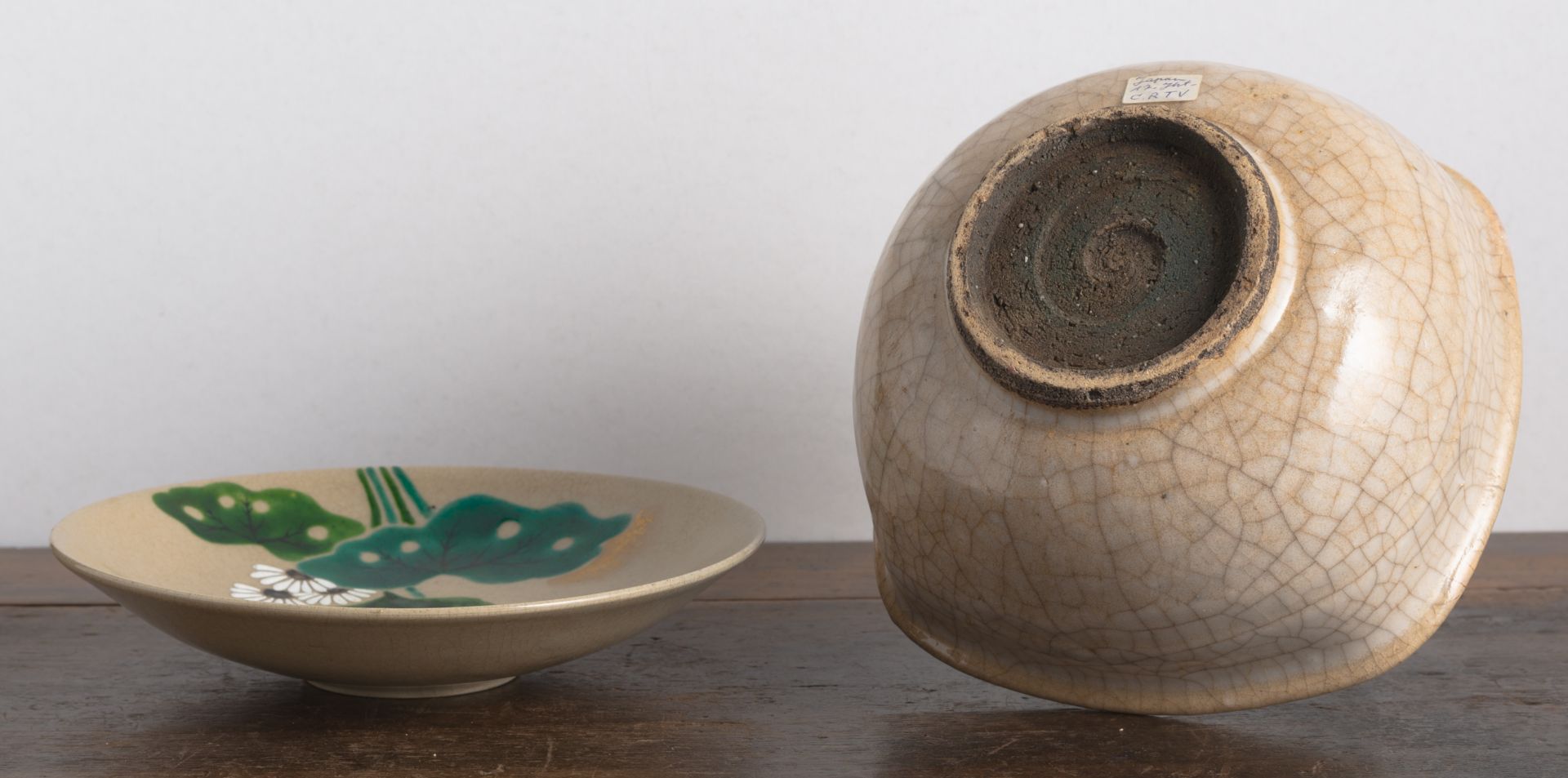 A QUASI-SQUARE CREAM-BROWN GLAZED CERAMIC BOWL AND A POLYCHROME PAINTED DISH FOR THE TEA CEREMONY - Image 3 of 4