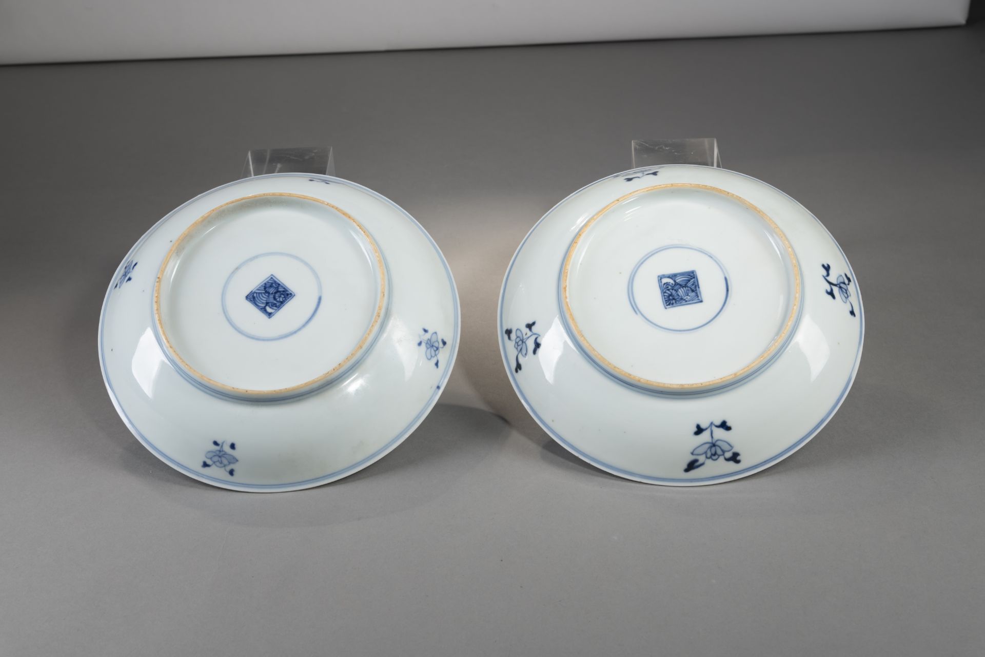 A PAIR OF BLUE AND WHITE PORCELAIN PHOENIX DISHES - Image 3 of 3