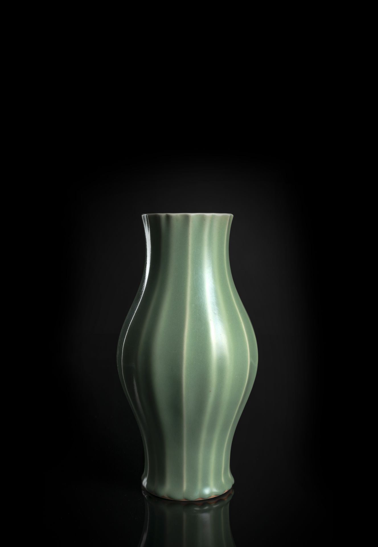 Feine gerippte Vase mit Seladonglasur