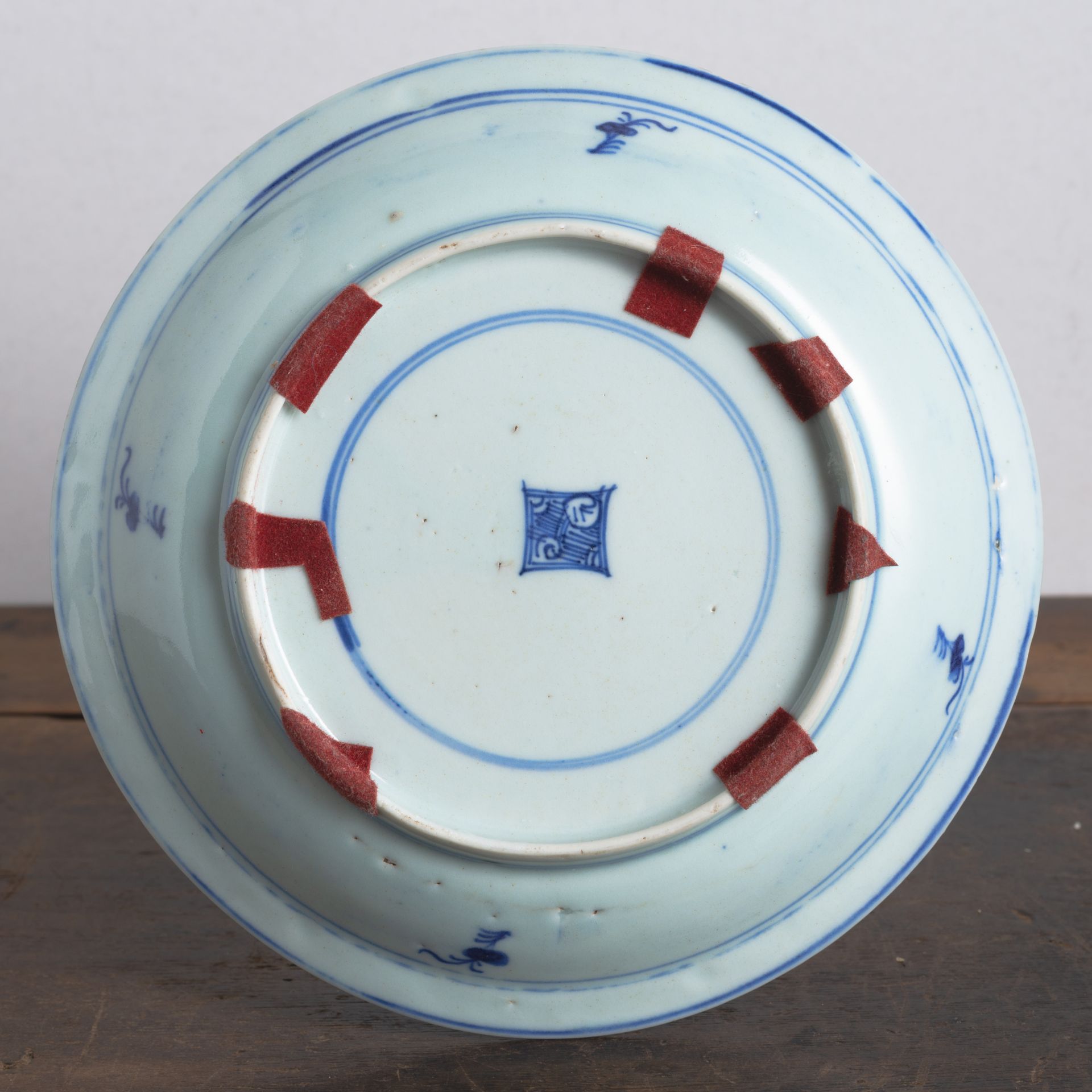 A BLUE AND WHITE EXPORT PORCELAIN DISH WITH FLORAL DECORATION - Image 3 of 3