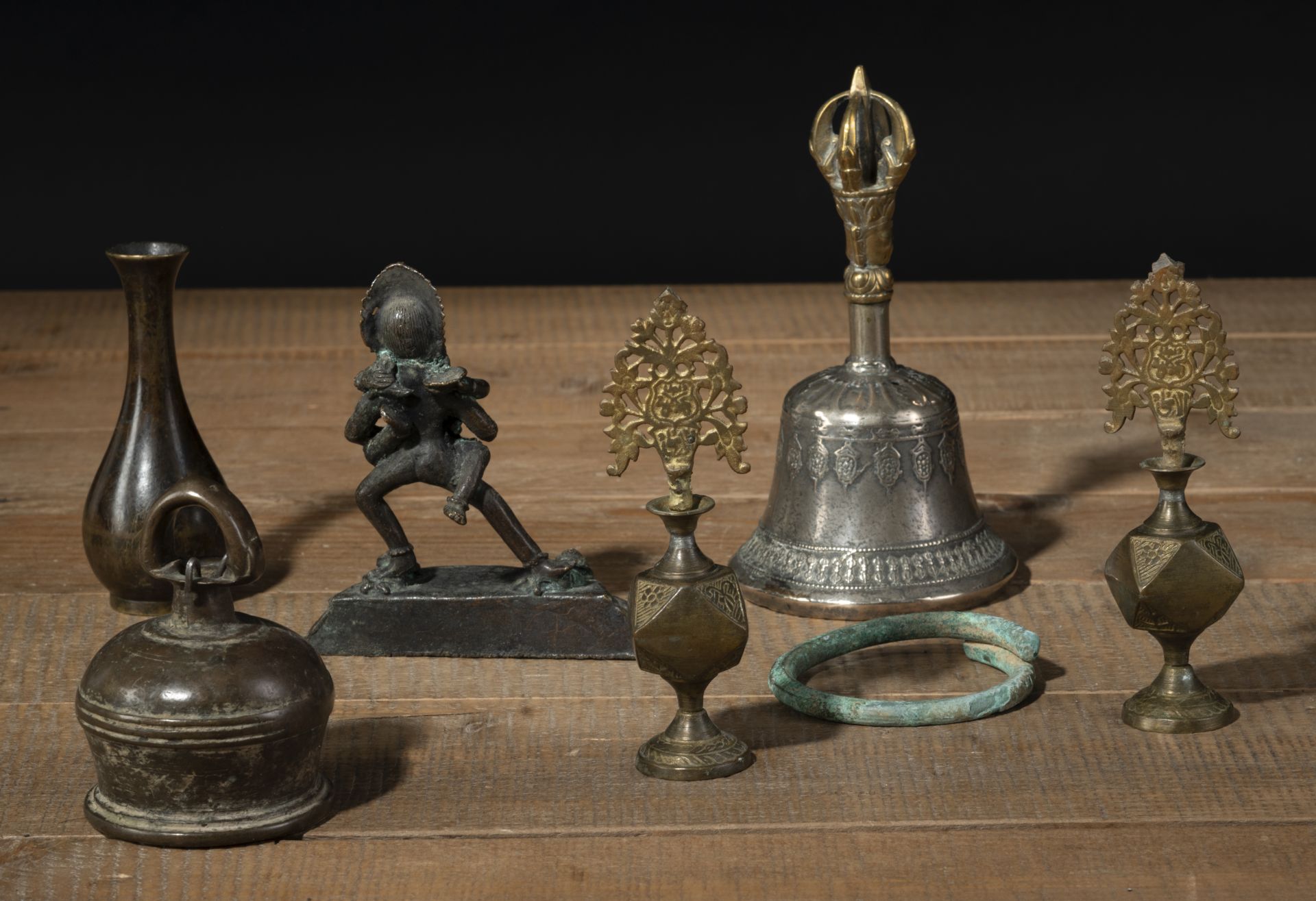 Ghanta mit feuervergoldetem Vajra-Griff, Bronze einer Gottheit in yab-yum, kleine Vase, zwei Altar- - Bild 2 aus 3