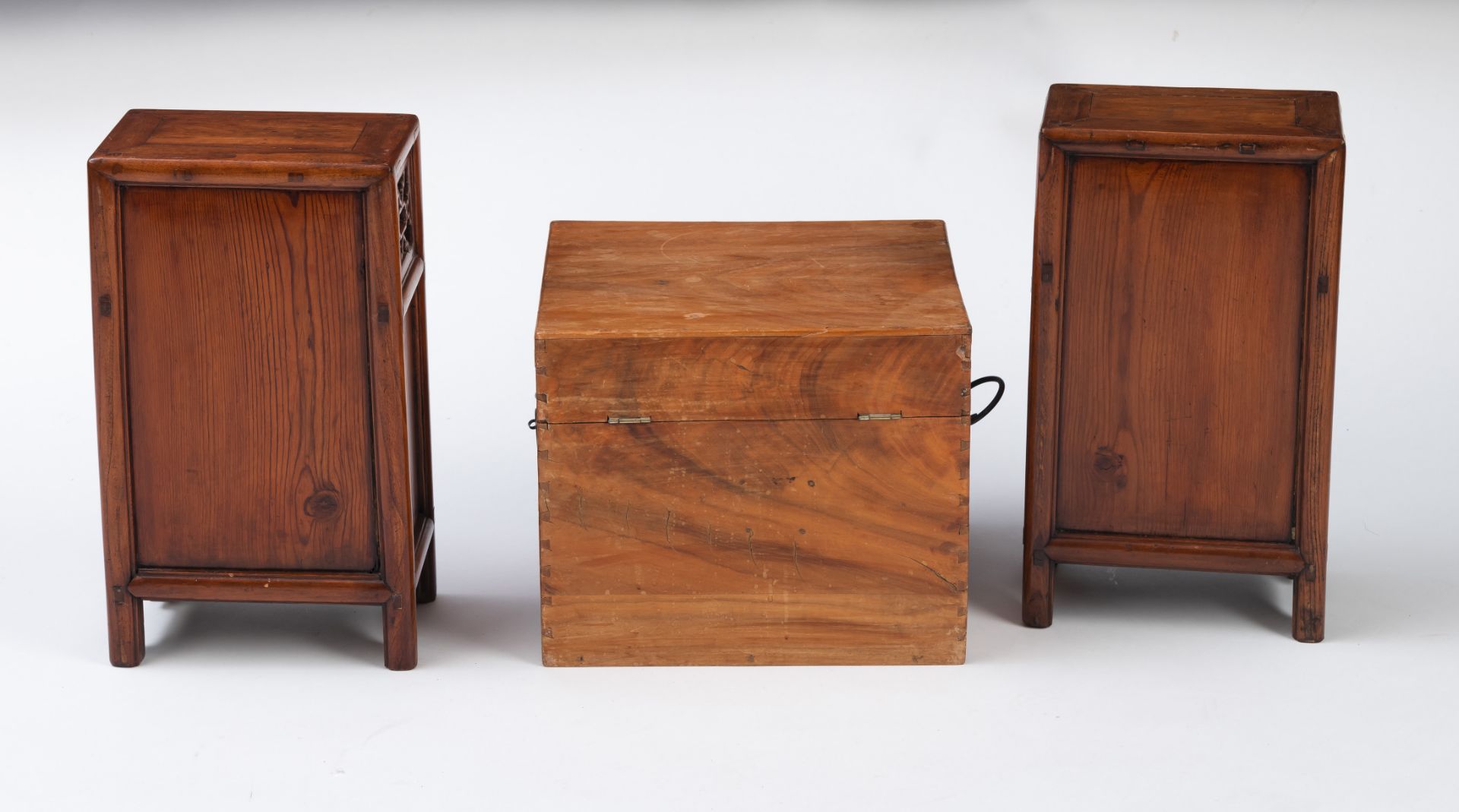 A PAIR OF SMALL CABINETS WITH DRAWERS AND A CHEST - Image 4 of 5