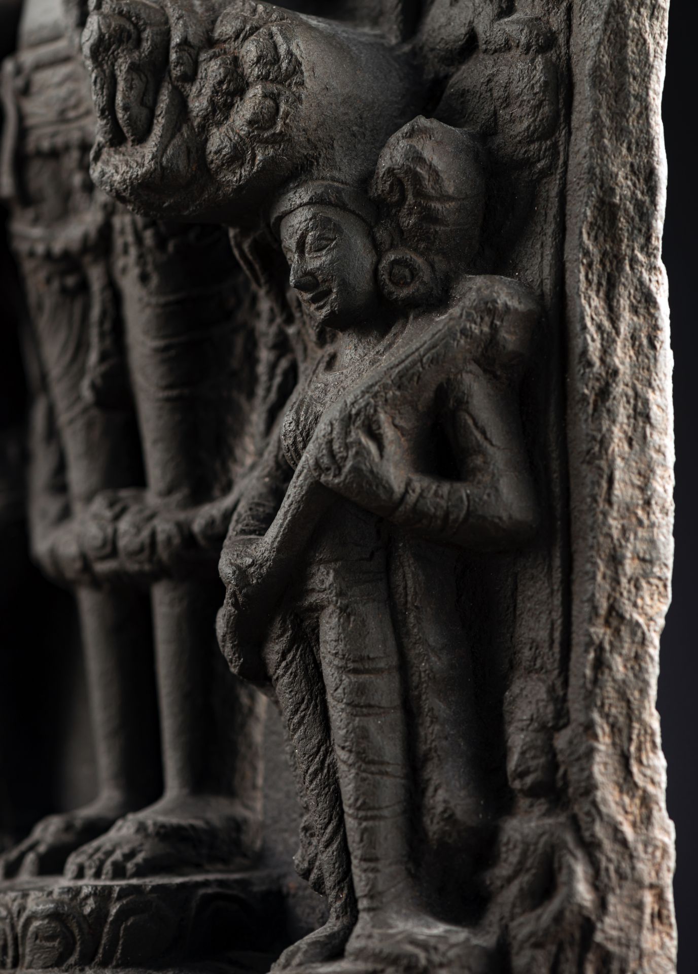 Stele des Vishnu aus dunkelgrauem Phyllit - Bild 4 aus 4