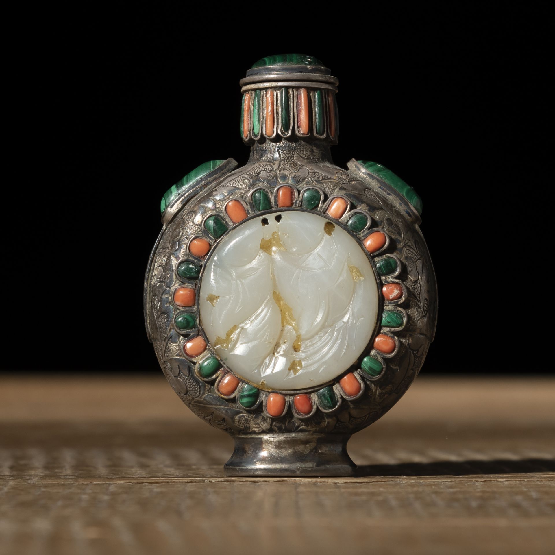 A SILVER SNUFF BOTTLE INLAID WITH JADE, MALACHITE AND STONES