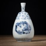 Sakeflasche aus Porzellan mit unterglasurblauem Dekor von Drachen, Kiriblüten und Rankwerk