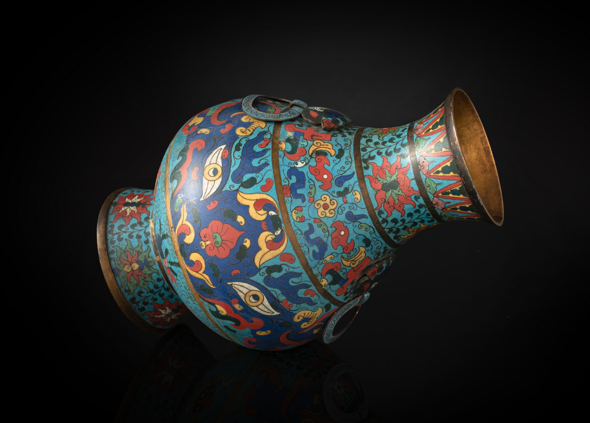 Seltene Cloisonné-Vase mit 'taotie' und Lotosdekor in 'hu'-Form - Bild 3 aus 3