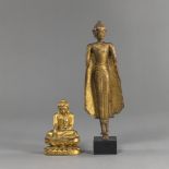 Vergoldete Holzfiguren des Buddha Maravijaya und des stehenden Buddha