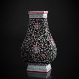 'Hu'-förmige Vase aus Porzellan mit schwarzem Fond und Lotosdekor in den Farben der 'Famille rose'