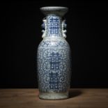 Bodenvase aus Porzellan mit unterglasurblauem 'Shuangxi'-Dekor und löwenförmigen Handhaben