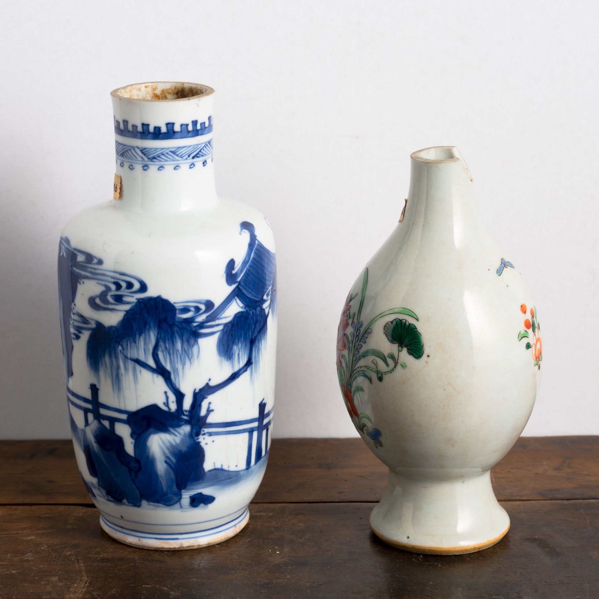 A SMALL BLUE AND WHITE FIGURAL PORCELAIN ROULEAU VASE AND A 'FAMILLE ROSE' BOTTLE VASE - Image 4 of 6