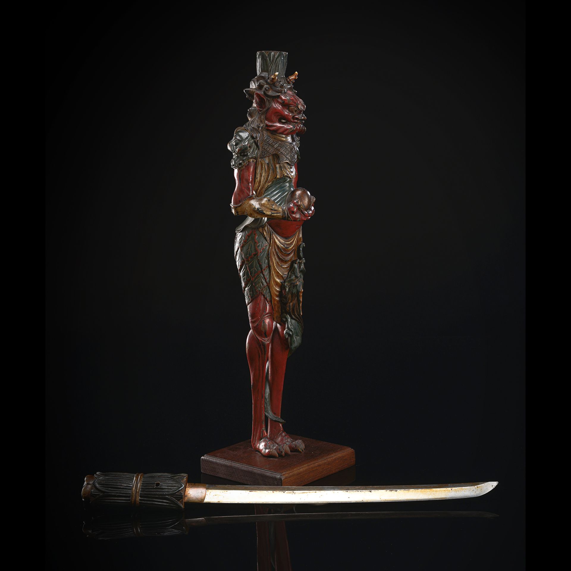 A RARE LACQUERED AND PAINTED SOWRD STAND IN FORM OF A STANDING ATTENDANT OF RYUJIN WITH BLADE - Image 2 of 3