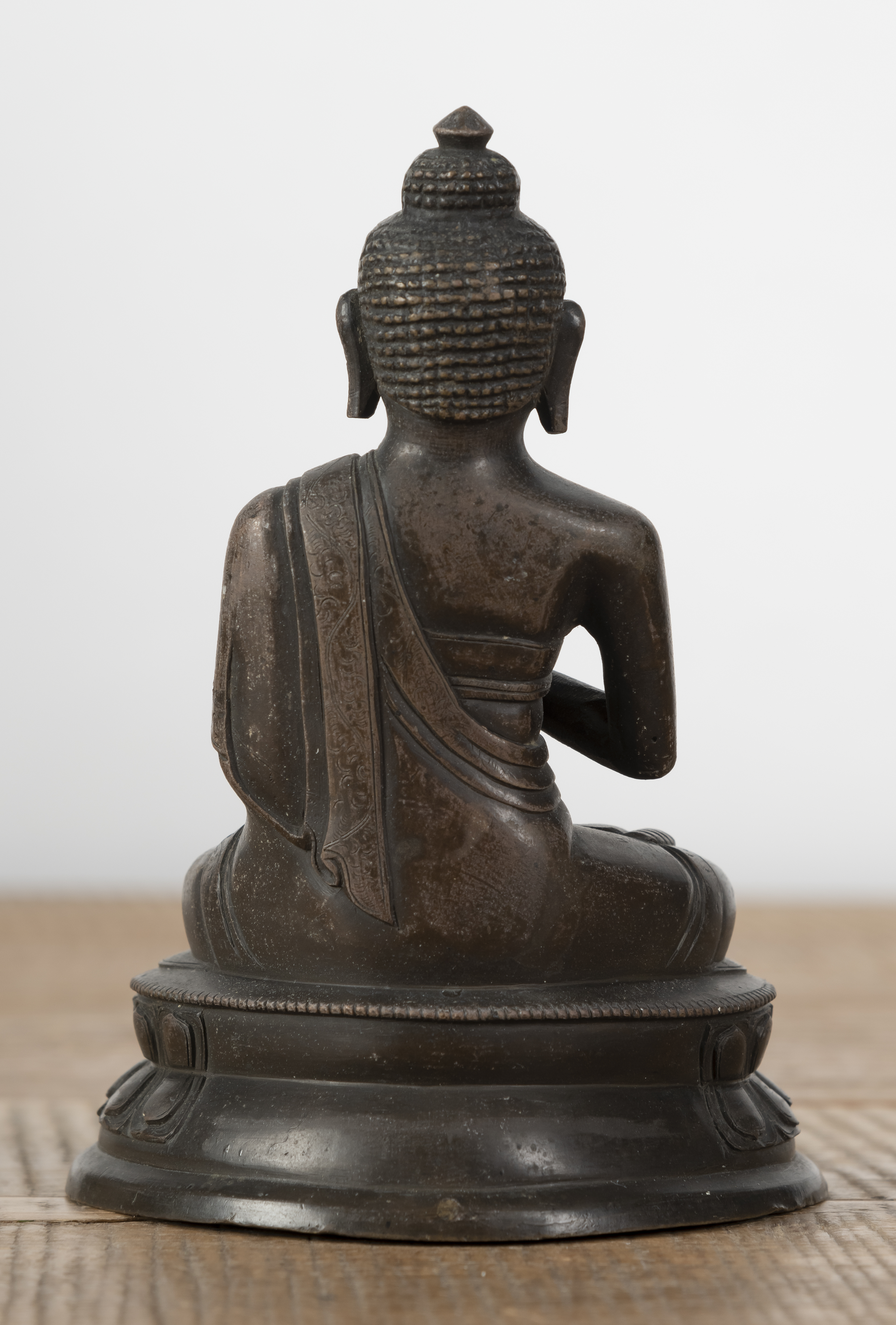 A BRONZE FIGURE OF BUDDHA ON A LOTUS BASE - Image 4 of 5