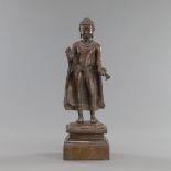 Bronze des Buddha auf einem Lotossockel stehend