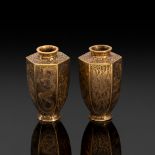 Paar hexagonale Väschen im Komai-Stil mit tauschiertem Dekor in Gold und wenig Silber