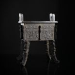 Weihrauchbrenner aus Bronze in Form eines 'fang ding' im archaischen Stil