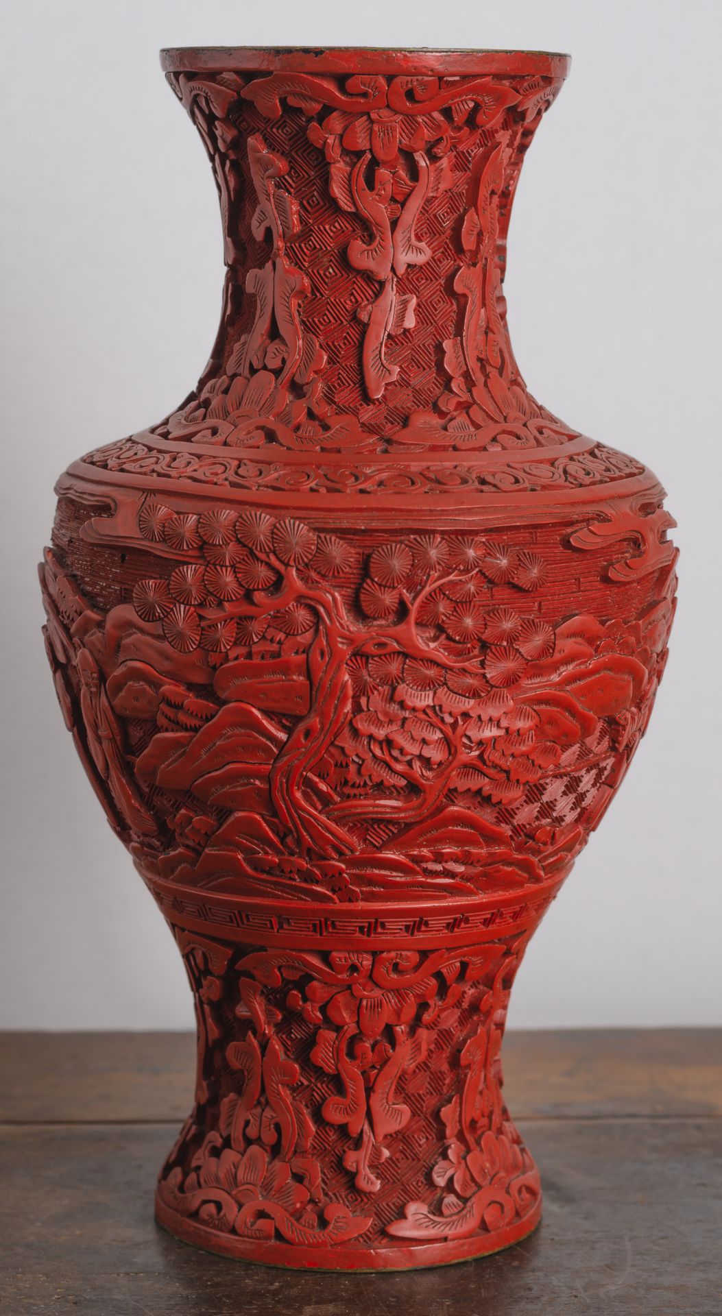 Rotlack-Balustervase mit Figuren- und Landschaftsdekor - Bild 4 aus 5