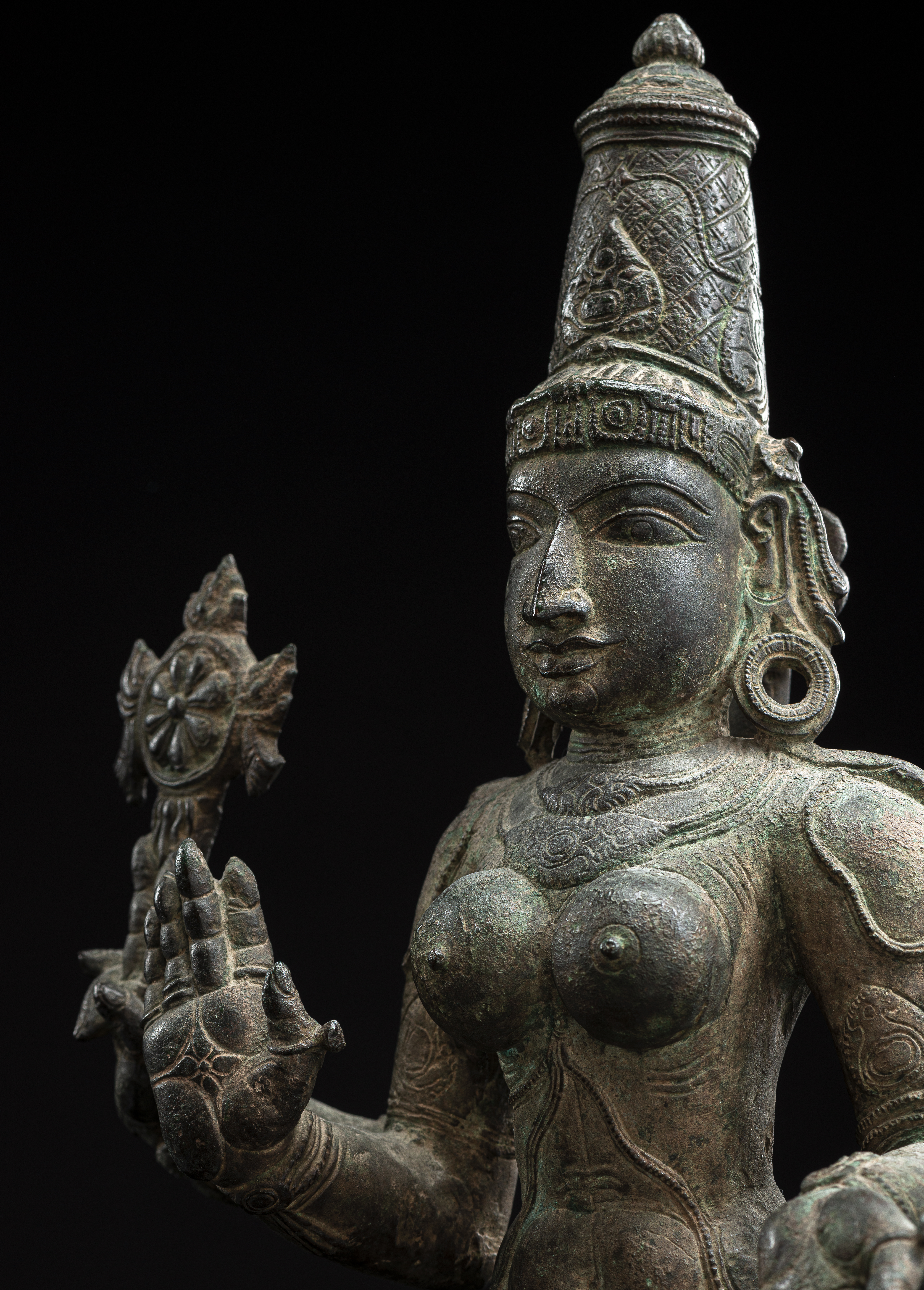 A FINE BRONZE FIGURE OF VAISHNAVI - Image 4 of 8