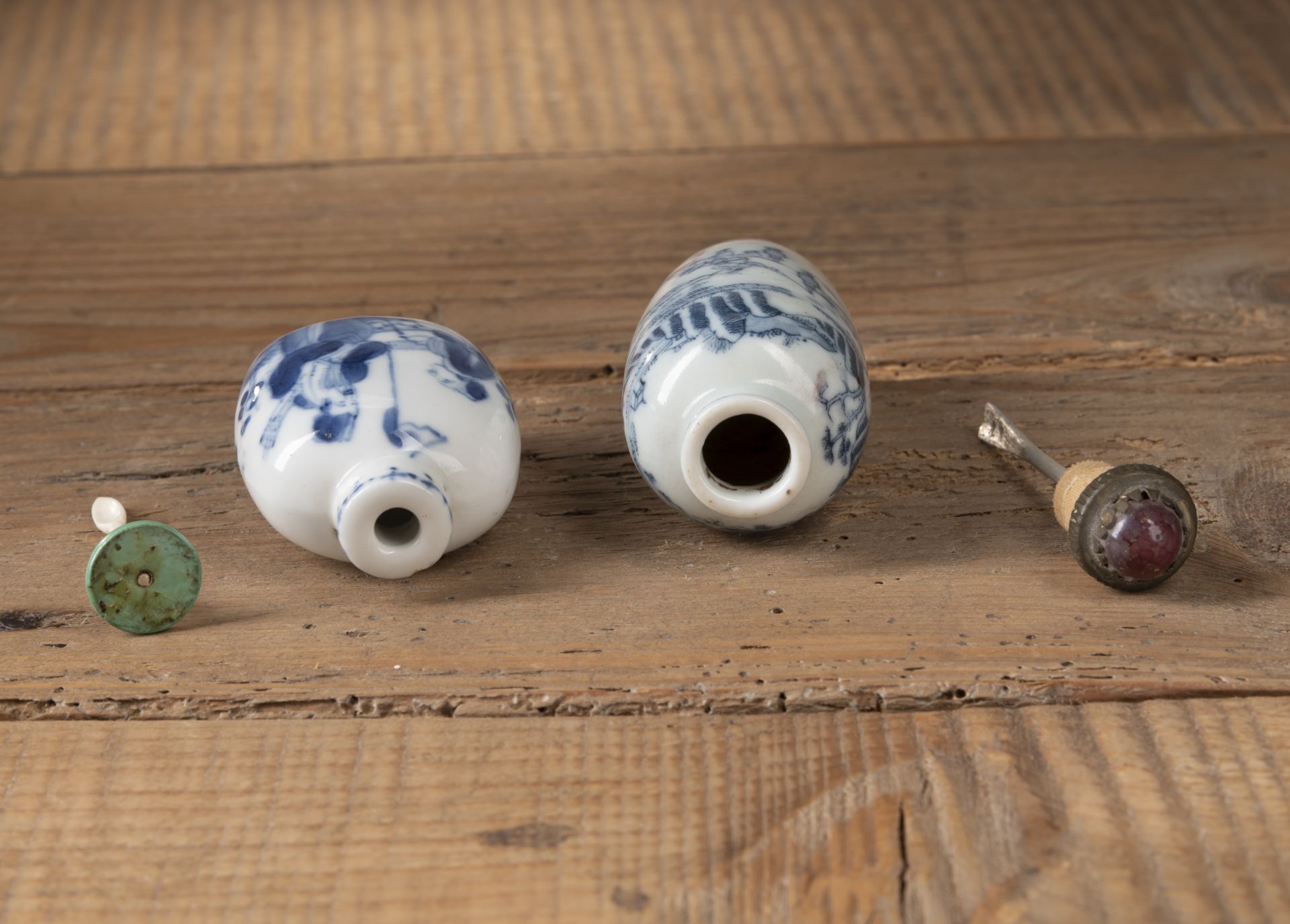 TWO BLUE AND WHITE PORCELAIN SNUFF BOTTLES DEPICTING THE WEDDING OF ZHONG KUI'S SISTER AND A MEETIN - Image 3 of 4