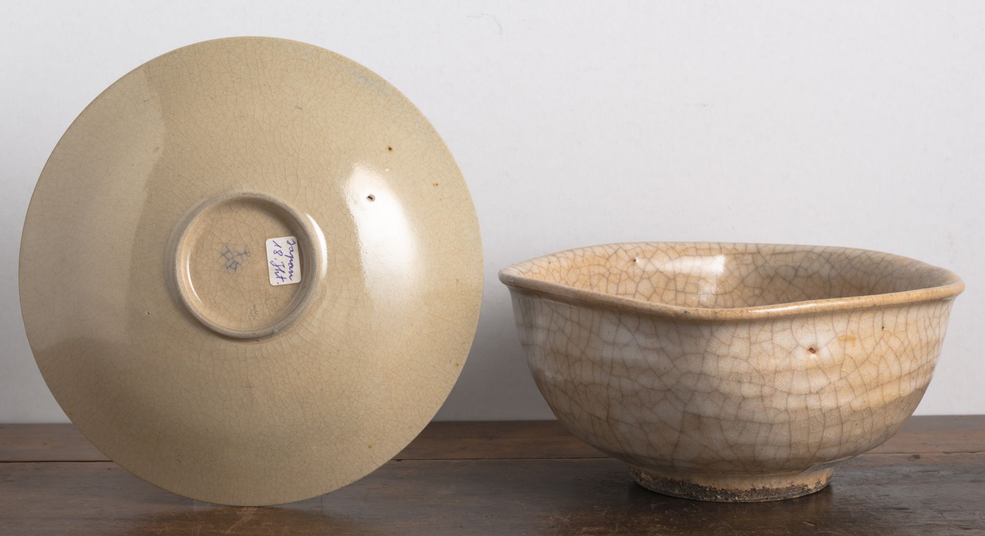 A QUASI-SQUARE CREAM-BROWN GLAZED CERAMIC BOWL AND A POLYCHROME PAINTED DISH FOR THE TEA CEREMONY - Image 2 of 4