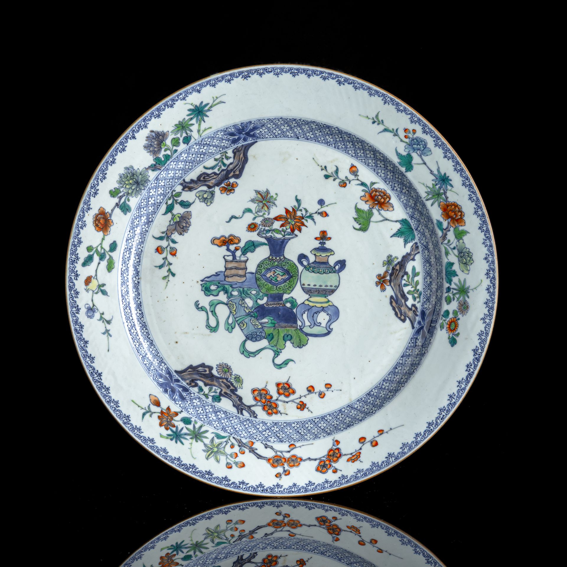 A 'DOUCAI' ANTIQUITIES PORCELAIN CHARGER