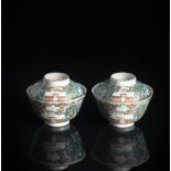 Paar fein polychrom bemalte Porzellan-Deckelschalen mit Darstellung der berühmten "Akademie zur Wei