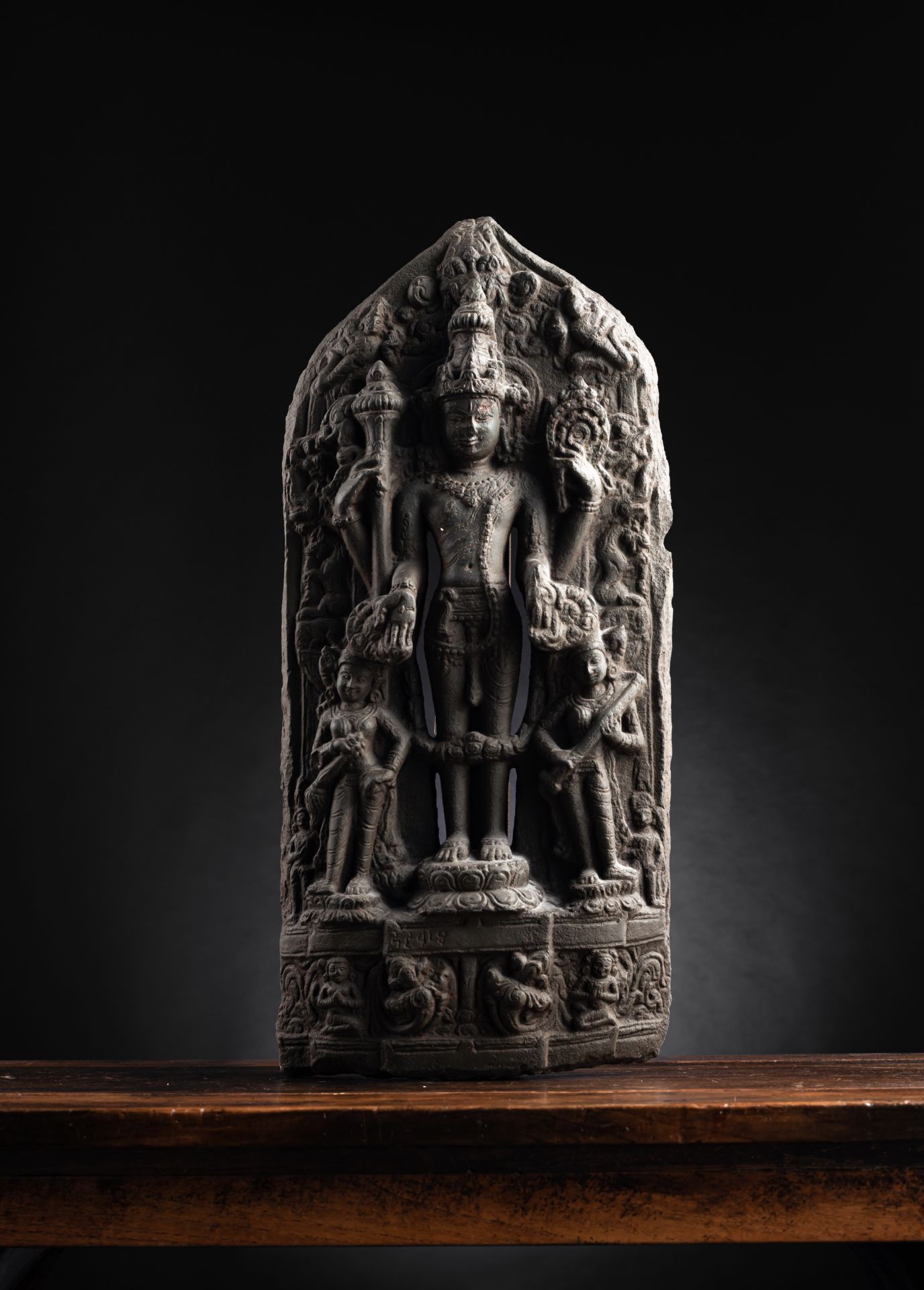 Stele des Vishnu aus dunkelgrauem Phyllit