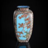 Cloisonné-Vase mit polychromem Dekor eines Falken und paar Spatzen in blühendem Geäst