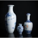 Drei Vasen aus Porzellan, alle mit unterglasurblauem Dekor, eine mit figuraler Szene in den den Far