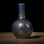 Kleine blaue Flaschenvase aus Porzellan mit goldenem Dekor buddhistischer Embleme
