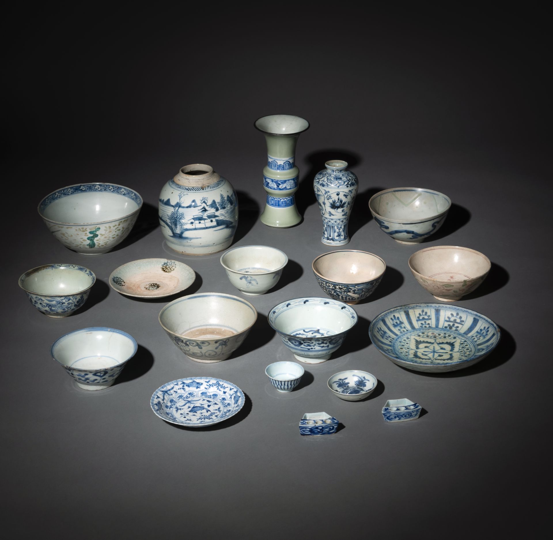 Konvolut Blau-weiß-Porzellan u. a. mit drei Vasen, einem kleinen Teller mit Fischdekor und div. Sch