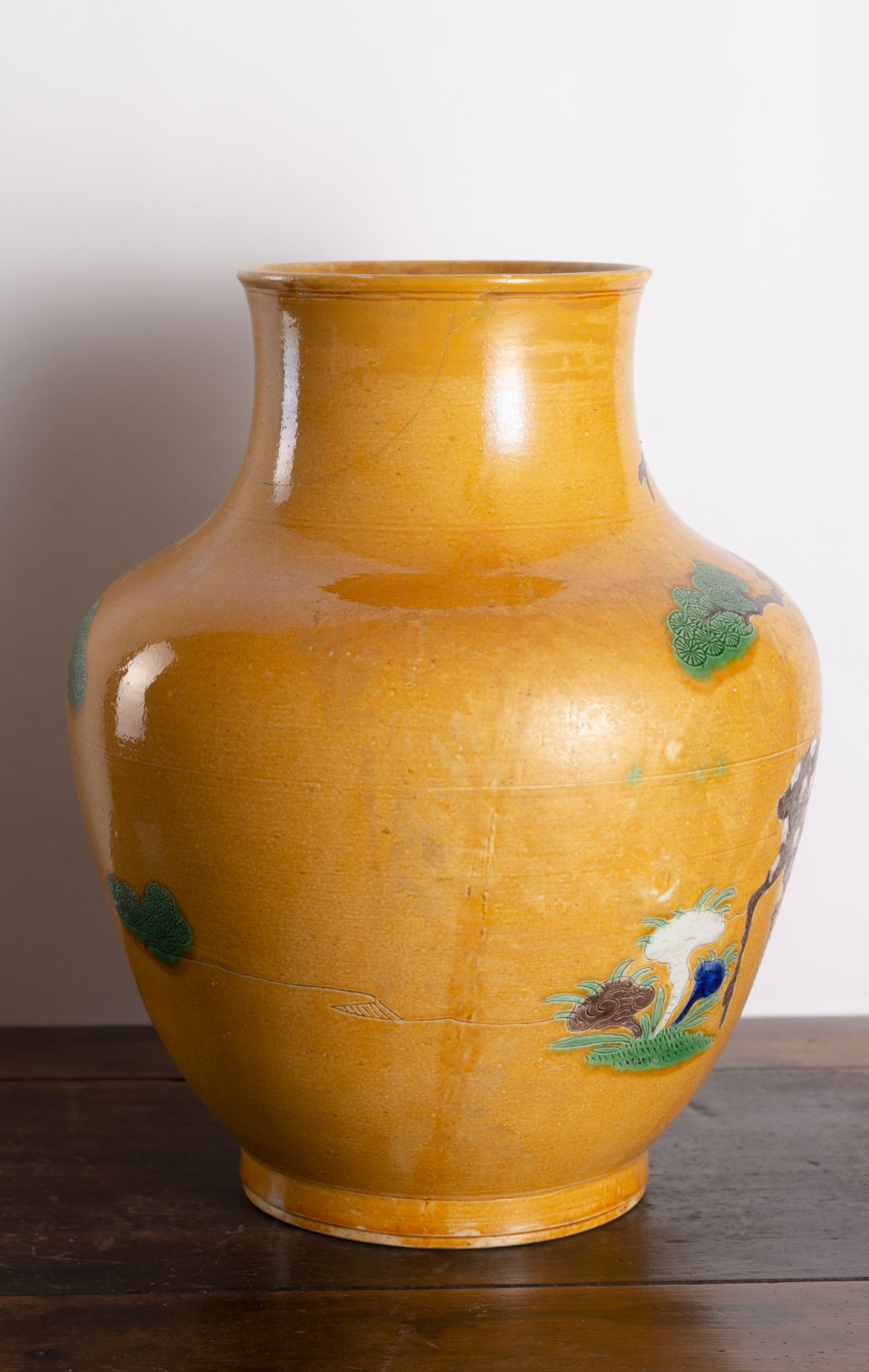 Gelbgrundige Vase mit 'Sancai'-Dekor von Rehen und 'Lingzhi' - Bild 3 aus 6