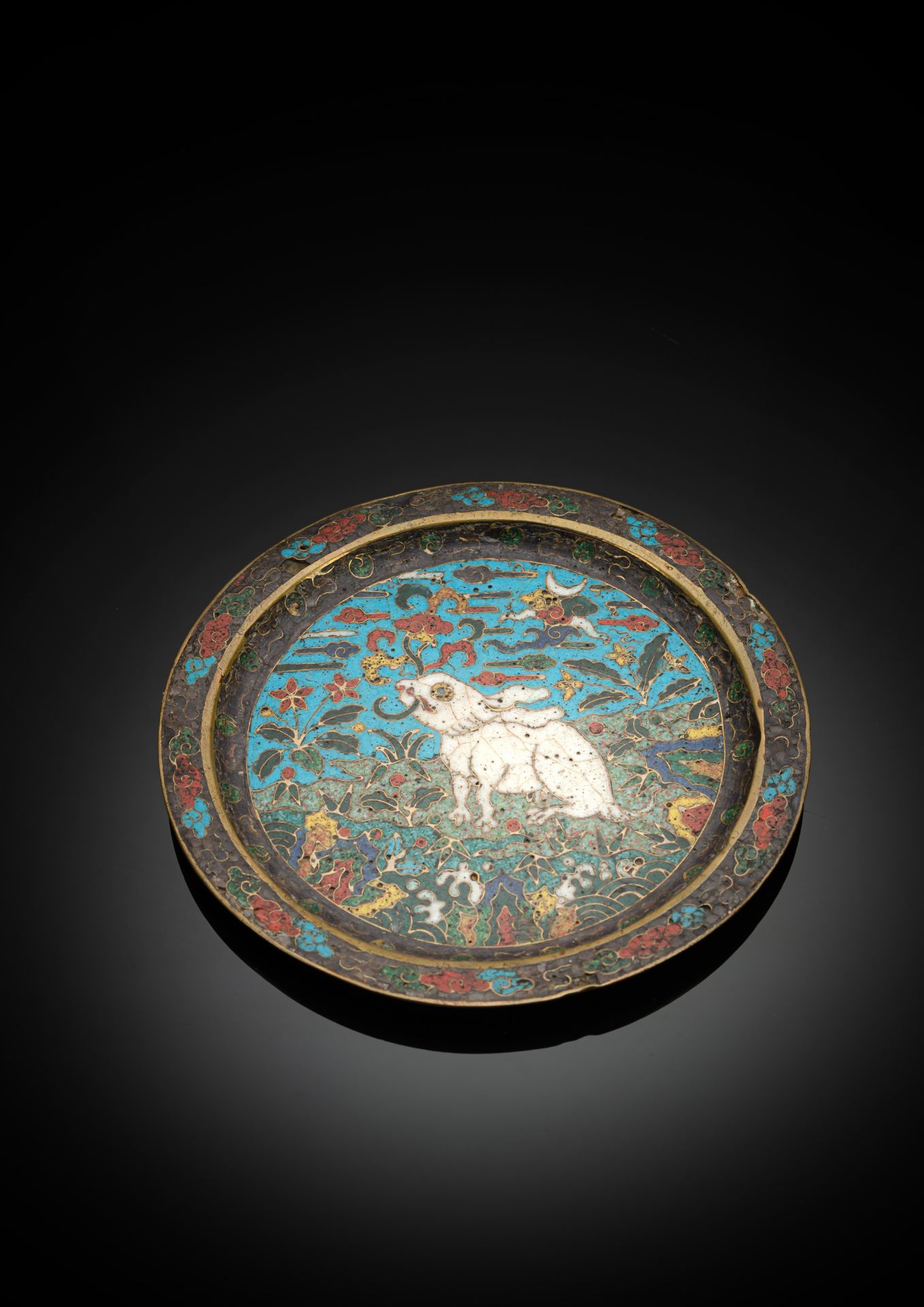 A SMALL CLOISONNÉ-ENAMEL "WHITE HARE HOLDING A LINGZHI" DISH