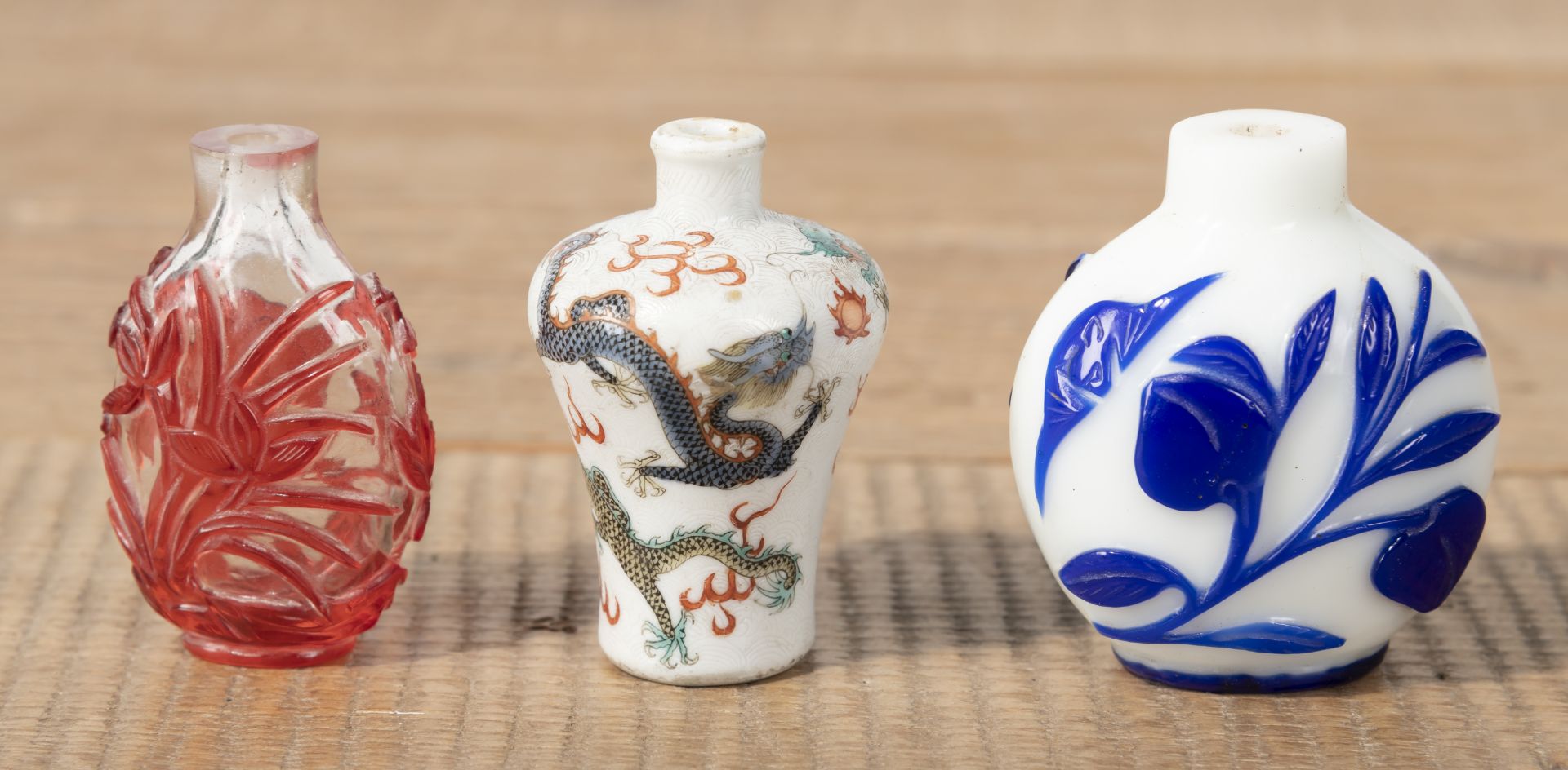 TWO RED- AND BLUE-OVERLAY BEIJING GLASS AND A POLYCHROME DRAGON PORCELAIN SNUFFBOTTLE - Image 2 of 4