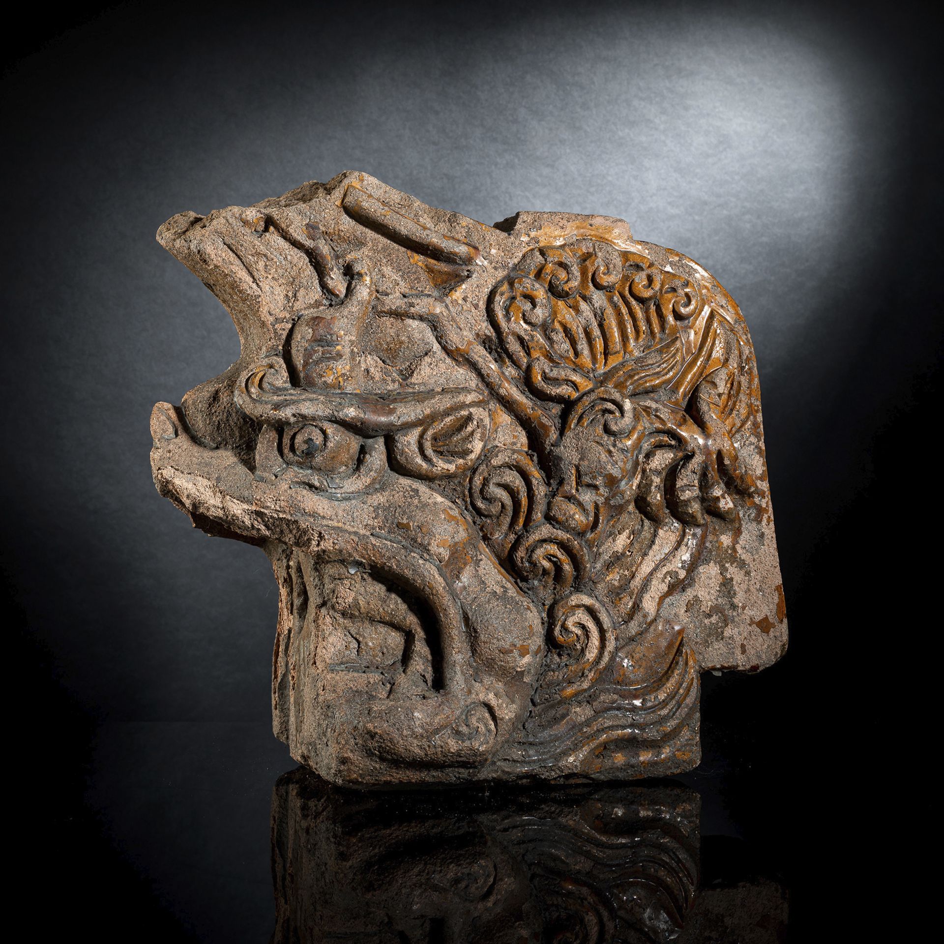 A LARGE GLAZED POTTERY DRAGON ROOF-TILE OR ARCHITECTURAL ELEMENT - Image 2 of 2