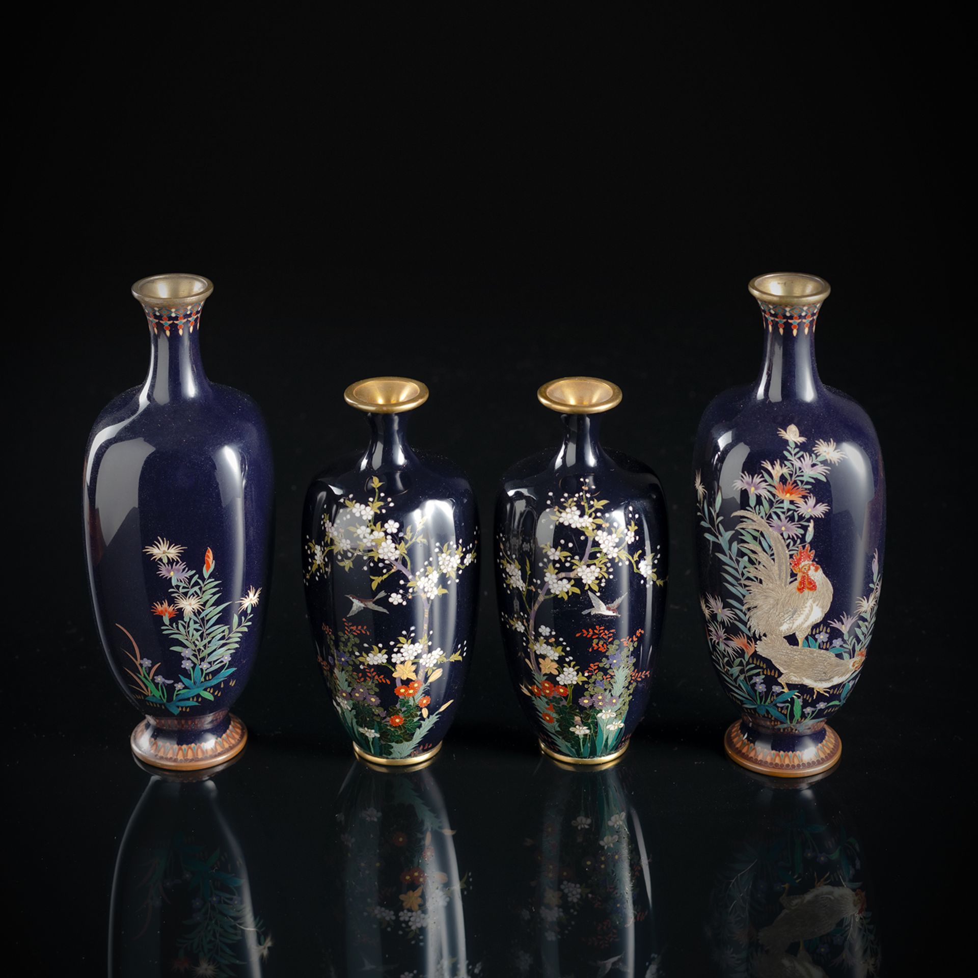 Paar feine Cloisonné-Vasen mit Hühnerdekor und Paar Vasen mit Chidori und Blüten, jeweils aus nacht