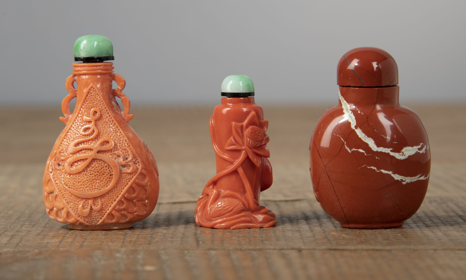 Zwei Snuffbottles aus roter Koralle, geschnitzt mit Lotus-/Enten- und Prunus-/shou-Zeichen-Dekor, u - Bild 2 aus 4